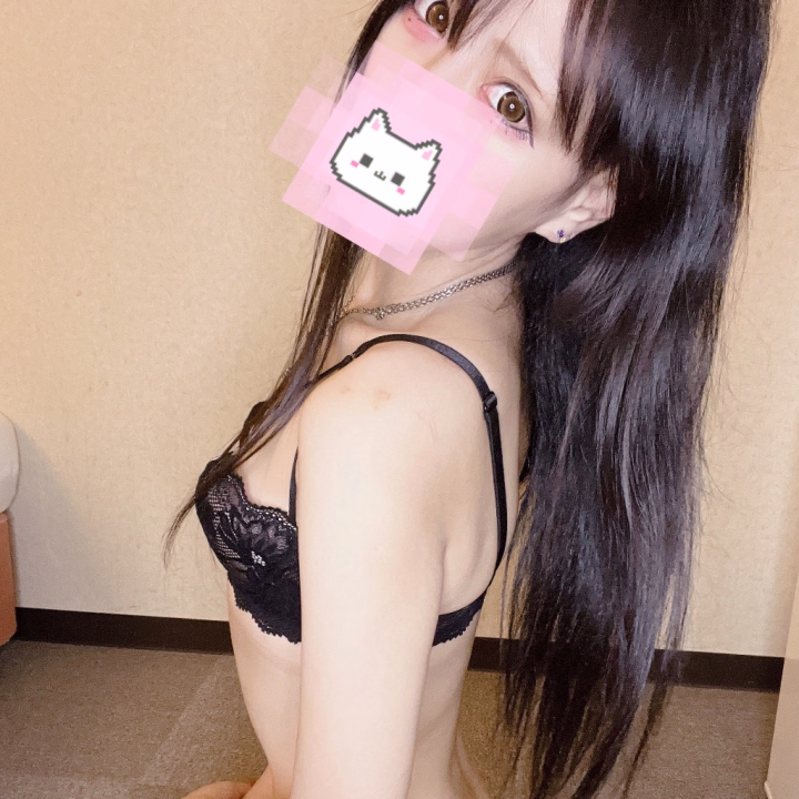 おはようございます😊

日曜日ですね💕︎お兄さん達は
ゆっくりする日かな？

12:00~出勤やし良かったら
お時間あったら会いに来てくれると
嬉しいです😭✨

出勤時間まで準備しながら
ポケモンのゲームします⋆͛🎮⋆͛