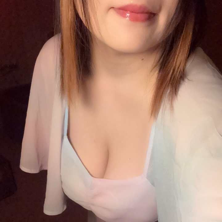 お久しぶりです🌷本日からまた出勤しています✨
本日は出勤が遅くなってしまったので、23時までの予定になってます🌟
約10日ぶりの出勤なので、行こうかなって思ってくれているお兄様、会いに来てくれると嬉しいです🎶