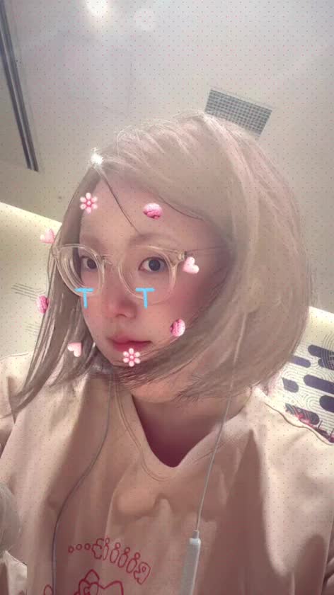 エフェクトで初金髪してみました！
こんな感じになるんだ〜😂

りのかは茶髪はしたことあるけど金髪は似合わないと思ってたからしたことなかったなぁ💇‍♀️

暑いし髪切ろうかなぁ🌻
次回出勤は17日と20日です💜

よかったら会いにきてね😘