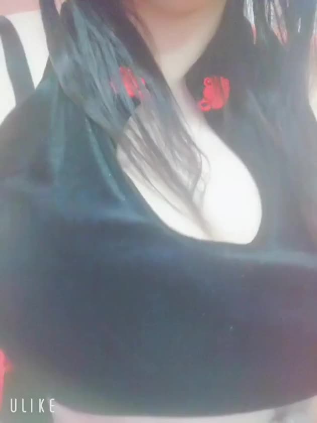 今日は、ブラックチャイナ✨✨✨
ゆらゆらパイ乙は、好きですか⁉️

チャイナの
胸のところの空いてる窓から
見える谷間はエチエロかな🤭💕💕

本日、ラストまでの出勤は…
最終日になりますので
夜の時間お遊びされたいぉ兄様方💕
お誘いお待ちしていますね‼️🤗✨✨