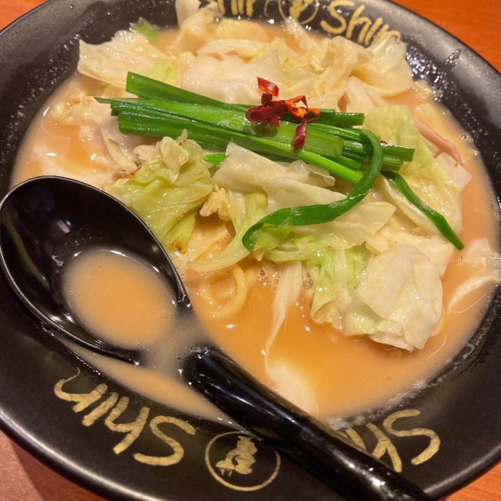 おはようございます！✨️

出勤しました！おとです🎶

前回の日記で名古屋と北海道が良かった〜ってお話をしたんだけど、実は福岡にも
行ったことがあるのを思い出しました！✌️

福岡といえば美味しいものがたくさんあるけど、私がめちゃくちゃ感動して忘れられないのが…本場のお店で食べた焼きラーメン🍜です！🥰💖

普通のラーメンとはちょっと違って、
とんこつスープが麺に染みてて、めちゃくちゃ美味しかったです～～～！！
写真は、ラーメンです！笑

今日は待ちに待った土曜日！✨️
一緒にご当地グルメで盛り上がりましょう！🤭💕笑

⟡.·*.··············································⟡.·*.

🗓本日の、空いているお時間です🎶  

🪧9:30～17:00

⟡.·*.··············································⟡.·*.

まだまだ空きあります！
週末の特別な当たりな一日にしましょうね！
寄り道しに来てくれるのまってます☺️✨️

またね！*˙︶˙*)ﾉ"