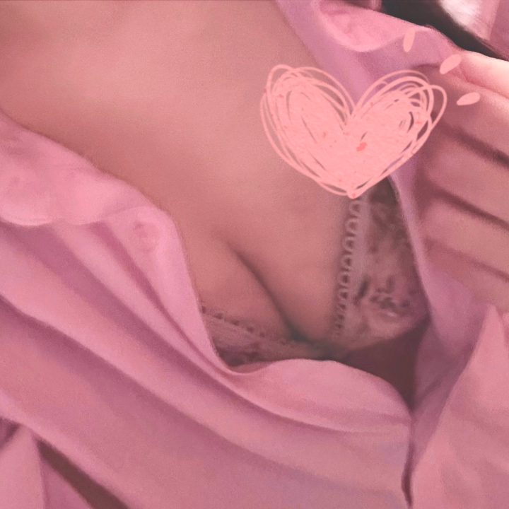今日は雨の日だったね🥲
でもお兄さんが来てくれたおかげで、すっごく温かくなったよ😊💓

お風呂で一緒に体を寄せ合って、湯気の中でくっついたら、心までぽかぽかに…😌💕

ベッドでイチャイチャしていたら今度は暑くなっちゃったね🫣笑


また会いに来てねっ
待ってるからね😘💕


💕みつき💕