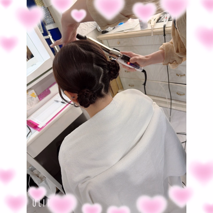 こんにちは！🔆｡°
ららです！



この前の出勤の日に、
ヘアアレンジしてもらいました〜💇‍♀️✨



自撮りしようと思ったんだけど、
前から撮ると結んでる感じが全然伝わらなくて難しくて…🥺💦



なので今回は、
大好きなスタッフさんに撮ってもらった
お写真をお借りしてます♡📸



本指名様や色んな方に
「似合ってる！」「可愛い！」って言ってもらえて嬉しかったです☺️💓



ヘアアレンジしてくださったお姉さん、
ありがとうございました✨



しかもラストまで全然崩れなかったの！
本当にすごい👏🏻✨



実は最初、
ヘアアレンジする予定じゃなかったんだけど、
たまにはこういうのも気分が上がりますね⤴️



またお姉さん来てくれたら嬉しいです🥰