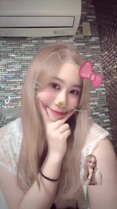 こんにちは！🌞🌱
ららです！

TikTokのエフェクトで、
金髪になったららです🤭✨

どうでしょうか〜？💛

人生で一度も金髪にしたことがないので、
ちょっと新鮮で面白かったです🤣

実は最近美容院に行ったときに、
「金髪やってみたいんですよね〜」って相談したんだけど…

やっぱり髪が傷みやすいし、
綺麗な金髪を維持するにはヘアケアをかなり頑張らなきゃいけないみたいで🥺💦

ららは髪の毛ちゅるちゅる派なので、
今回は諦めました(笑)

でもエフェクトなら気軽に楽しめるから良いよね🤭💕

この投稿はそのうち消しちゃうと思うので、
よかったら今のうちに見納めてください🫶✨

🧡らら🧡