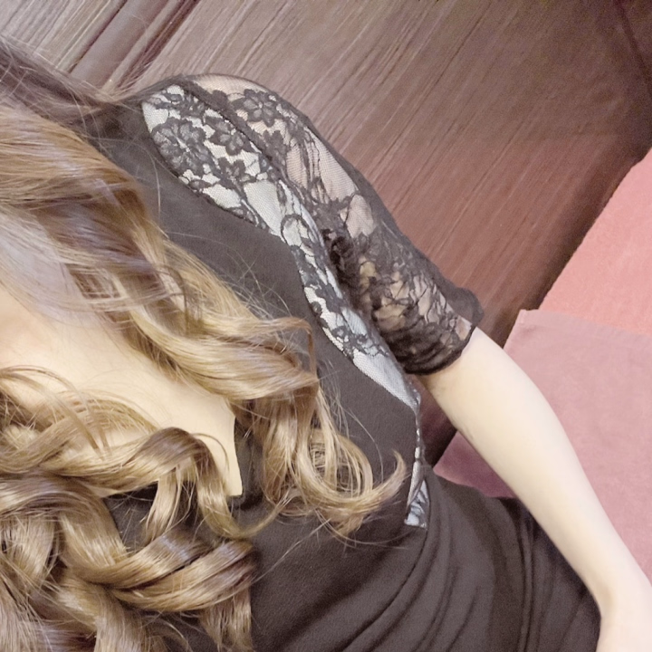 今日お会いできた紳士の皆様🎩！
楽しいお時間ありがとうでした😊☆

22:00までなので
(最終受付はもうちょっと早いかな🙄)
これからお会いできたら嬉しいです🧚‍♀️

今日も実はくるくるにしてもらったの！
なんなら昨日より強め🫢笑

ちょっともうだいぶ
取れてきちゃってゆるウェーブっぽく
なってるけど、雰囲気違って良き☺️

お仕事お疲れ様ってことで
ぜひ😌！
お会いできたら嬉しいです(*ᐛ*)