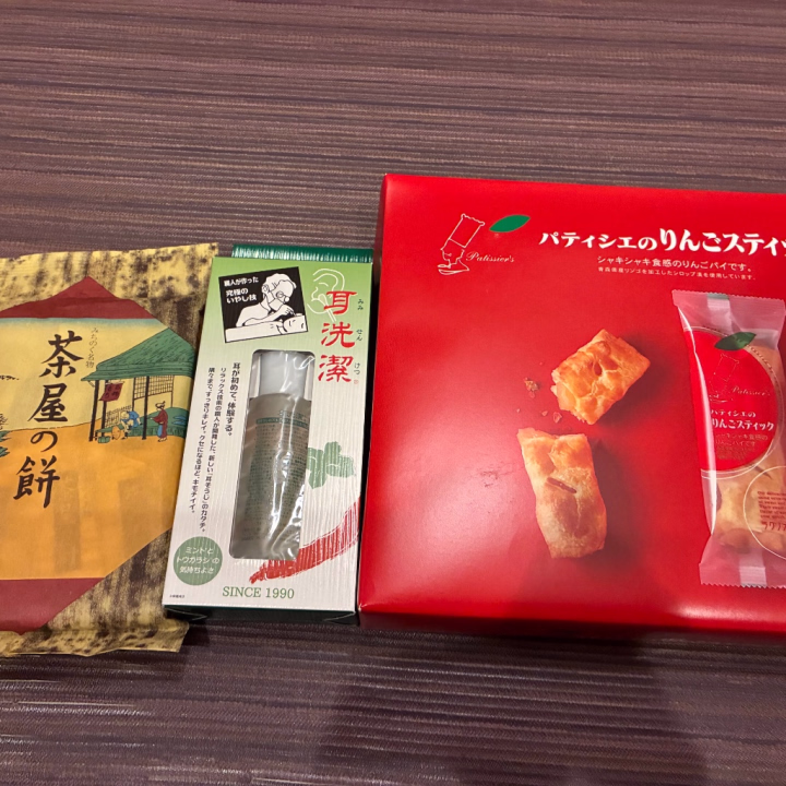 お店に着いたら…！
前に一度遊んだ青森のお兄様から差し入れがありました☆*:.｡. o(≧▽≦)o .｡.:*☆
今日会えないからお菓子を置いていってくれたみたいです！
ありがとうございます😭💕
今度は予定合わせてマットもしたいですね！
講習入れたので強化されたしずくとも遊んで欲しいな♪
会えなくて少し寂しいけれど…
本日も23時まで頑張ります☺️