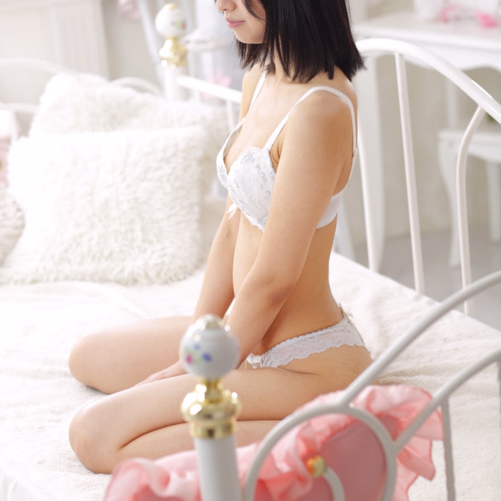 かぐらです♡

こんばんは🌙
明日から出勤します🎀

ふたつお知らせがありまして、、

ひとつめは、明日からご予約様限定で
コスプレお出迎えします🤍
ハロウィンなので、ドレス姿と少し違った私を見に来てくれると嬉しいです♡

ふたつめは今週の出勤を最後に土日固定出勤を辞めます🙇🏻‍♀️平日が増えます💞
もっとたくさんのおにいさまと会いたいなと思い、予定を考え直しました💫
平日もどうぞよろしくお願いします！

私に会いに来てくださる方のお陰で、毎出勤頑張って大阪から向かえています♡

楽しんでいただけるようこれからも頑張りますので、もしよろしければご新規さまも一度お会いしたことがあるおにいさまも、お顔見せてくれると嬉しいです🌟

ではまた！
おやすみなさい♡

かぐらちゃん🐰ྀི