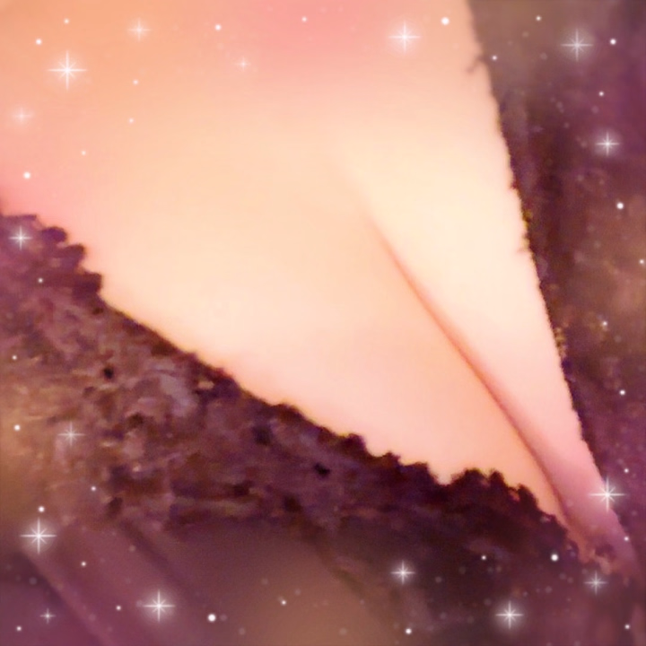 華金ですね✨✨

昨日が金曜日と思ってましたが

今日らしいよ笑

間違えてた♡

GW終わって

２日で休みなのは嬉しいですね♡

夜は飲みすぎる前に

会いにきてね♪
