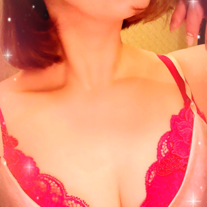 今日もありがとうございます😊

華金ですね♡

あいにくの雨ですが

ご予約ありがとうございます

20時以降～22時頃まで

と

23時～

空きあります🍀*゜

この辺にいるお兄様

ふらっとお立ち寄り

まってまーす

あんまり酔っ払わないで会いに来てくれたら嬉しいです♡