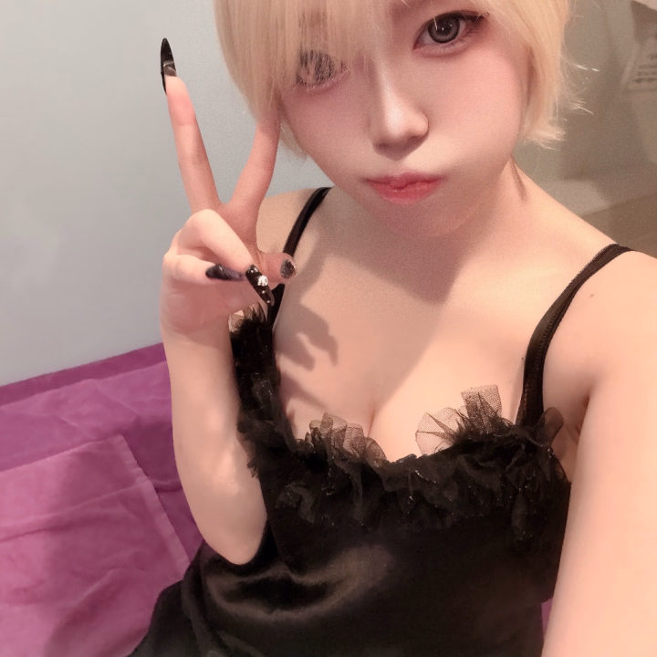 本日はあーちゃんに会いに来てくれてありがとう🖤

今日はいっぱい色んなことを質問してくれて、あーちゃんのことを知ろうとしてくれてるのが伝わってきてすごく嬉しかったよ🥺

お話もしやすくて優しくて、あっという間に時間が過ぎちゃったね🌙

それに何回も可愛いって言ってくれて、あーちゃんちょっと照れちゃった🖤
でもやっぱり褒められると嬉しいし、にやにやしちゃうよね🥺💜

優しい言葉をたくさんかけてくれて、本当にありがとう✨

そして28日も会いに来てくれるかもって聞いて、今からちょっぴり楽しみにしてるあーちゃんです🖤

また予定が合ったら、いっぱいお話してゆっくり楽しい時間を一緒に過ごそうね🌙💜

今日は素敵な時間をありがとうございました🖤🥺