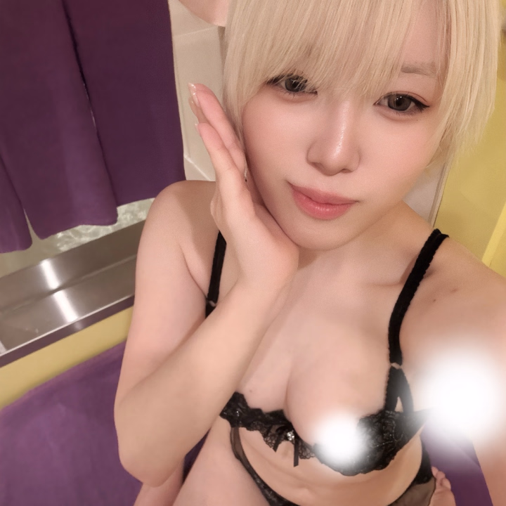 おはよ〜🖤
あーちゃん出勤しましたっ!
今日は 10時〜24時 までいるよ💜
朝からめっちゃでっかいおにぎり食べて、
さらに塩キャラメルまで食べてきたので
元気チャージは完璧です🥺🖤
おにぎり、想像してたよりだいぶでかくて
朝から「これ食べ切れるんかな」って思ったけど
普通にしっかり完食しました。笑
甘いものまで補給したし、
今日はいつも以上に元気なあーちゃんかもしれない💜
久しぶりの出勤だから、
王子様に会えるの楽しみにしてたんだ〜🥺
24時まで長めにいるので、
お仕事終わりでも、ちょっと時間できた王子様でも
会いに来てくれたらうれしいな🖤
いっぱいくっついて、いっぱい甘えて、
あーちゃんと一緒に楽しい時間にしよ?💜
今日も素敵な王子様に会えますように🥺🖤
待ってるね。