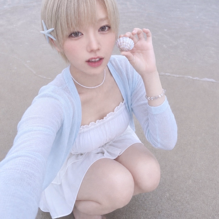 明日は久しぶりの出勤〜!💜
ちょっと間が空いたから、
なんかいつもよりワクワクしてるあーちゃんです🥺
明日は【10:00〜24:00】までいるよ🖤
朝から夜までたっぷりいるので、
久しぶりに王子様たちに会えたら嬉しいな〜って思ってます💜
お休みしてる間も
「次いついるの?」って聞いてくれたり、
気にかけてもらえたりして嬉しかった🥺
久しぶりだからちょっと緊張もするけど、
それ以上に楽しみな気持ちのほうが大きいかも🖤
初めましての王子様も、
また会いに来てくれる王子様も大歓迎だよ💜
明日は朝10時から24時まで、
あーちゃんと一緒にのんびり楽しい時間過ごそ?
久しぶりのあーちゃん、
いっぱい構ってくれたら嬉しいです🥺🖤
明日待ってるね💜