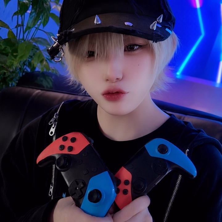 おはようだよ〜☀️

この写真はこの前シーシャバーに行った時のやつ🎮🖤
ネオンの光が綺麗で、なんだかゲームの世界に入ったみたいな空間だったの🥺

あーちゃん、シーシャのフレーバーなら断然ベリー系が好き🍓🫐💜
甘すぎない感じとふわ〜っと広がる香りが好きで、ついつい同じ系統を選んじゃうんだよね🖤

王子様はシーシャ吸うことある〜？
おすすめのフレーバーあったら教えてほしいな☁️

そして今日は
19:00〜24:00 で出勤するよ🖤💜

週末だし、お仕事終わりの王子様も、お休みの王子様も、もしタイミング合ったら会いに来てくれたら嬉しいな🥺

今日もあーちゃんらしく、まったり楽しく頑張るのでよろしくね🎮🖤

それじゃあ王子様たちも無理せず過ごしてね💜☁️
今日も良い1日になりますように🥺🖤