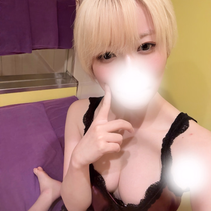 今日は会いに来てくれてありがとう、王子様💜
「ボーイッシュにハマりそう」って言ってくれたの、あーちゃん的にめちゃくちゃ嬉しかった🥺🖤
これはもう、そのままどんどんハマってもらうしかないかも…?笑
一緒にいる時間も楽しくて、あっという間だった〜💜
しかも「明日も来るかも」って言ってくれたの、実はちょっと期待してる🥺
もし本当に明日も会えたら嬉しすぎる🖤
今日よりもっと、あーちゃんのこと好きになってもらえますように💜
また王子様に会えるの楽しみに待ってるね♡