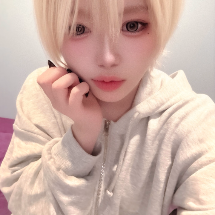 2回目の王子様へ🖤

今日は会いに来てくれてありがとう🥺✨

まさか米子から福岡まで来てくれるなんて、本当にびっくりだったし嬉しかったよ🖤
遠いのにこうして時間を作って会いに来てくれるの、すごく特別なことだなぁって思ってる🌙

iQOSとモンピンの差し入れもありがとう🖤
ちゃんと大事に吸ったり飲んだりするね✝️✨

王子様とお話してると本当に楽しくて、時々ふとした瞬間に少年みたいな表情になるのがなんだか可愛くて笑っちゃった🤭🖤
普段はしっかりしてるのに、そのギャップずるいよ〜🥺

それに今回も「やっぱりあーちゃんかんわいい」って言ってくれて嬉しかった🖤
そんなふうに言ってもらえると、あーちゃん照れちゃうけど内心めちゃくちゃ喜んでるんだからね🌙✨

今回もゆったりお話しながら一緒の時間を過ごせて楽しかったなぁ🖤
遠距離のお友達みたいな感覚で、会うたびに安心する存在になってきてる気がする🥺

次は7月か8月かな？🖤
また王子様に会える日を楽しみに待ってるね✨

今日は本当にありがとう🖤🌙
