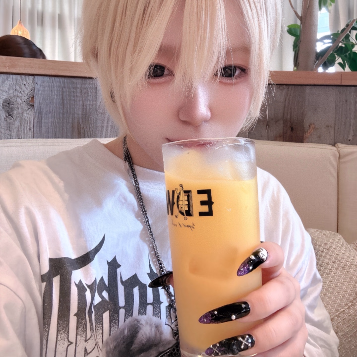 今日は地元に帰って、お母さんとお昼から飲んでるよ〜🍻🖤

なかなかこういう時間って取れないから、すごくまったりできて幸せ🥺

しかも今日はパンケーキまで食べちゃった🥞💜
甘いもの大好きだから、ついついぺろっと完食しちゃったよ〜✨

お母さんと色んなお話しながらのんびり過ごしてると、なんだかすごく落ち着くね🌙🖤

普段はバタバタしがちだから、たまにはこういう時間も大事だな〜って思ったあーちゃんでした💜

王子様たちは今日は何して過ごしてるの〜？🥺
よかったら教えてね🖤