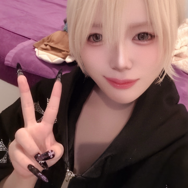 昨日も会いに来てくれてありがとう🐈‍⬛💜

もう8回目って考えると本当にびっくりだし、こうして定期的に会いに来てくれるのが嬉しすぎるよ🥺

今回もいっぱいお話できて楽しかったね🖤

それとLUSHの牛さんのやつと雲のやつ持ってきてくれてありがとう☁️🐄💜

あーちゃんさっそく一緒に使って、めちゃくちゃ癒されたね〜✨
お風呂時間がちょっと特別になった気がして幸せだったよ🛁🖤
いつもあーちゃんが喜びそうなもの考えてくれるの優しすぎる🥺

そして最近恒例になりつつある、
「スーツのポケットどっちにiQOSの当たりが入ってるでしょうゲーム」🤣🖤

あれ地味にめちゃくちゃ好きなんだけど！！笑

毎回真剣に考えて選んでるのに、今回は見事にハズレでした😾💔

悔しい〜！！！！

でも外れても楽しいし、王子様とわちゃわちゃしながらやる時間が好きなんだよね💜

次こそは絶対当ててみせるから覚悟しててね🐈‍⬛✨

昨日もゆったりした時間を一緒に過ごせて嬉しかったよ🖤

いつも仲良くしてくれてありがとう💜
また王子様に会えるの楽しみに待ってるね🥺🖤💜