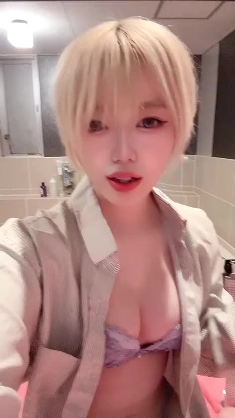 王子様へ🖤💜

今日は会いに来てくれてありがとう🥺🖤

まさかあーちゃんのパネル写真を携帯の待受にしてくれてるなんて思わなくて、見せてもらった瞬間めちゃくちゃ嬉しかったよ💜
照れちゃったけど、そんな風に思ってもらえて幸せな気持ちになった🥺🖤

それにモンスターとR-1までありがとう💜
長時間出勤だからすごく助かるし、ちゃんと飲んで元気チャージするね🖤

一緒にいる時間もあっという間だったなぁ🥺
たくさんお話できて楽しかったし、王子様の優しさに今日もいっぱい癒されたよ💜🖤

そして8月も会いに来るねって言ってくれたの嬉しかった🥺💜
その言葉を聞いて今から楽しみになっちゃった🖤

また会える日まで忘れないでね💜
今日は本当にありがとう🥺🖤