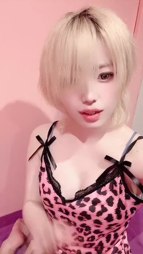 2回目ましての王子様ありがとだよ🖤
今日も会えてめちゃくちゃ嬉しかった🥺

大阪のお土産まで持ってきてくれてありがとね😭
大阪限定のブラックサンダーのキャラメル味、あーちゃん初めて見たかも🍫🖤
ちゃんとあーちゃんのこと考えて選んでくれたのかなって思ったらにやにやした🥺

今日も一緒にthe madna聴けたの嬉しかったなぁ🎧🖤
やっぱり好きな曲共有できる王子様って特別感あるよね🥺
しかもラルクもちょっと一緒に歌えて楽しかった🎤
ああいう時間なんかすごい落ち着くし、ずっと一緒にいたくなる😶‍🌫️🖤

あとね！！
今日の王子様いつも以上にかわちかった🥺
ちゃんとヘアセットとメイクして来てくれてて、外ハネめっちゃ似合ってたし、目元のラメもキラキラで最高だった🖤
しかも「あーちゃんに会うためにしてきた」って言ってくれたの反則すぎる😭
そんなの嬉しくてずっと覚えちゃうじゃん🥺

また次会う時もいっぱい音楽の話しようね🖤
次の王子様のビジュも楽しみにしてる🎀