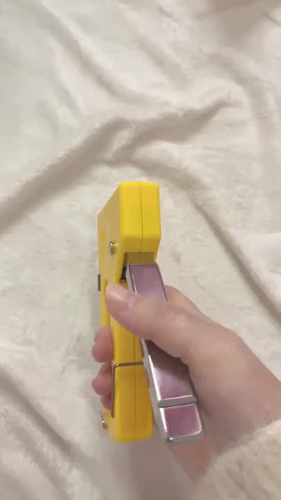 ダイソーに面白い商品が売ってたから買っちゃった☺️



お値段たったの300円！！！



ダイソーにタッカーが売られる時代になったのね




音は大きくて恐怖感がありつつも、ちゃんと密着させて打てば痛みは全然ないよ🙆‍♀️