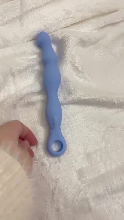 バイブにしては細いこの子はお尻の穴用のスティックです！！


くびれたところが出し入れする時穴を刺激して、前立腺も気持ちよくなれます！（私は女の子だから前立腺の気持ちよさわからない😢）




パールなんかよりも細くて初心者さんも簡単に入れることができるよ🫶



​​​​​​​指よりも深いところまで刺激してくれるから物足りない子にもおすすめ！