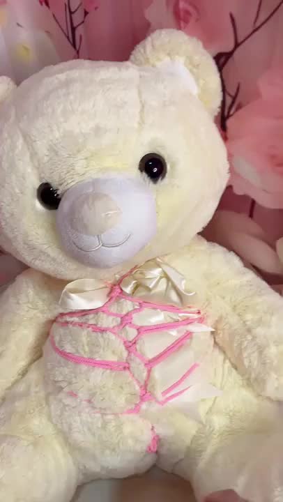 緊縛といえば1番の知名度を誇る亀甲縛り！



クマちゃんの縛られ方は亀甲じゃなくて菱縄縛り！


簡単に違いを言うと、亀甲は体の真ん中を通る形が六角形でカメの甲羅の形、菱縄はひし形だよ！


特に拘束されているわけではないけど、縄で体を包まれると拘束感と被虐感、羞恥心が湧いてくるよね🤭