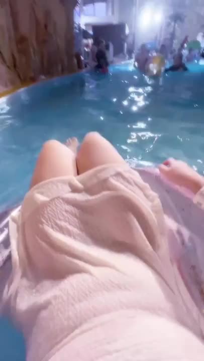 夏休みにお友達とプールへ行ってきた〜🩵

太もものギリギリのライン✨

みんなの目線をいただきました👀💕

はなの