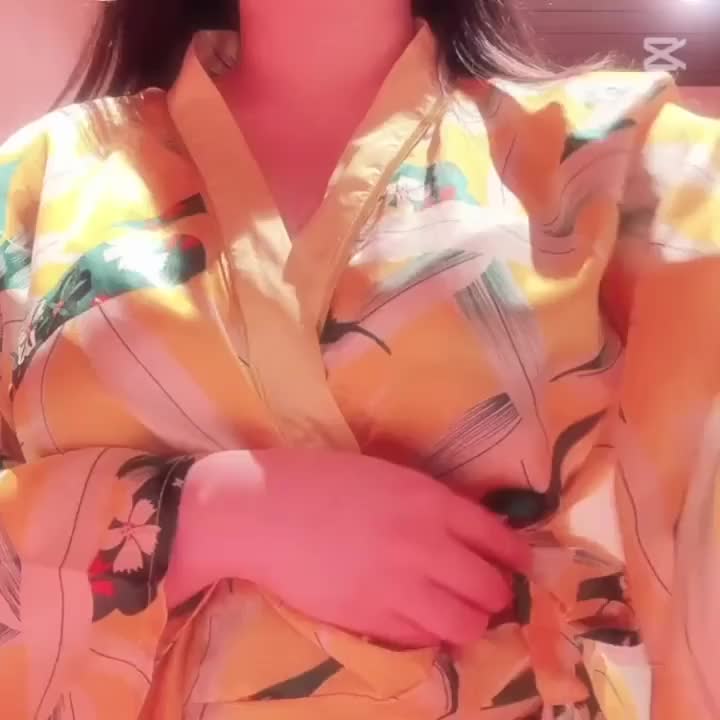 今日はお兄さんにちょっとびっくりする雑学を教えちゃうよ💕

なんと、ペンギンは1年に1回しかイケないんだって！🥺

🐧ペンギンって可愛いし、寒いところに住んでるから、もっと頻繁に…と思うよね？

でも、ペンギンの繁殖期は1年に1回なんだって。だから、その時しか…😳💦

🐧動物の世界も大変なんだね～。お兄さんはどう？華乃と一緒にいると、もっとイキたいって思っちゃうでしょ？😘

華乃はお兄さんを気持ちよくしてあげるのが大好きだから、いっぱいイカせてあげるね💕

はなの