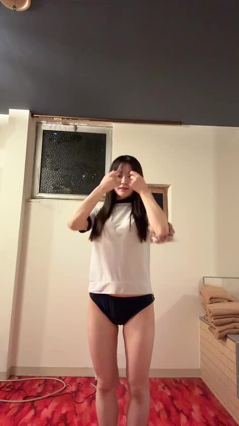 伸びをしているだけ🙂‍↕️