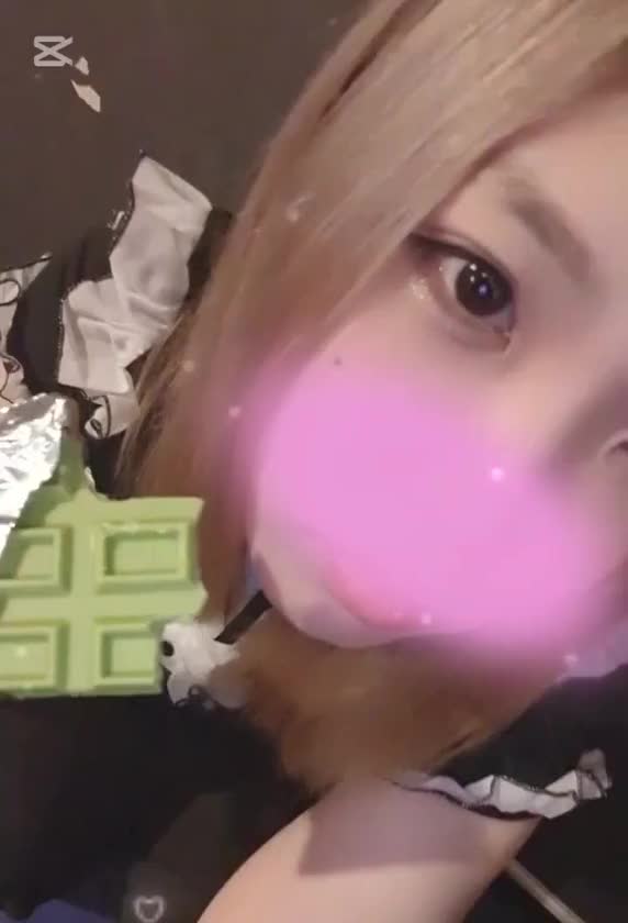 もうすぐバレンタインですねぇ🍫
普段はあんまりチョコ食べないわたしもこの季節だけは食べます😋💓‪
甘いチョコもいいけどお兄さんと甘い時間も過ごせますように🫶

新品のチョコで一撃で成功を決めるつもりが失敗してボコボコです笑
わたしらしくていっか！👉🏻👈🏻