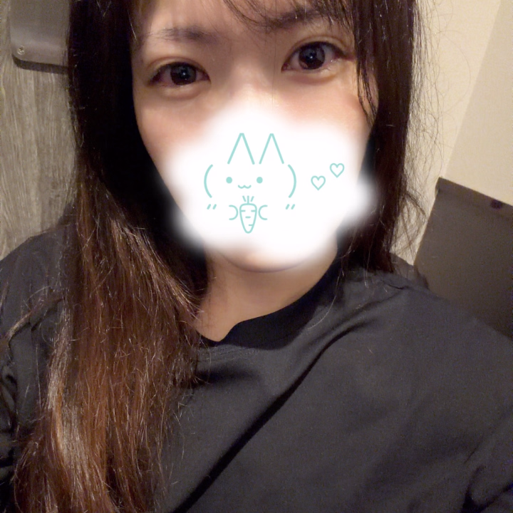 おはよおお
先日前髪を切りました💇‍♀️

昨日来てくれた本指様には
こっちのほうがいい！！と
褒めていただけました✨

幼く見えるのではと
自己評価はイマイチでしたが
可愛いと言ってもらえて
自信がつきました(*^^*)

本日も7時からお待ちしております🙇‍♀️
よろしくお願いします😊