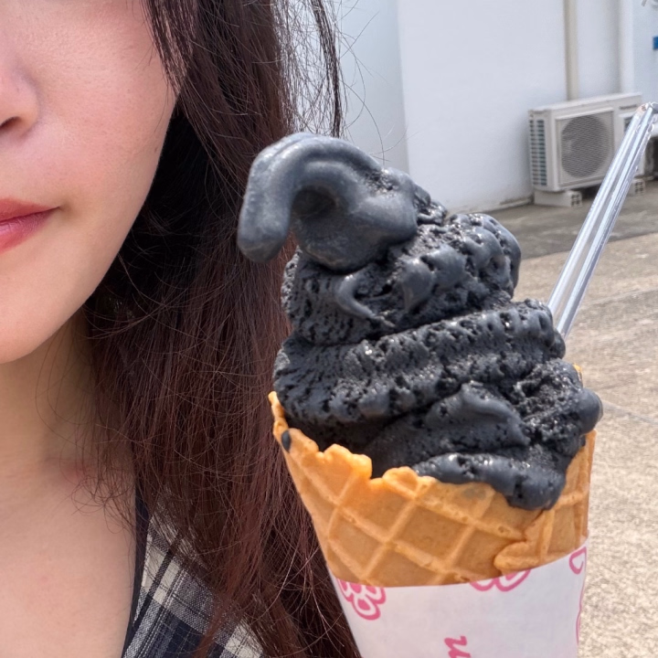 おはよう(*^o^*)

この黒いアイスは
何味でしょう？？🍨

この前プチ登山した時に
売ってて食べたくなっちゃった笑