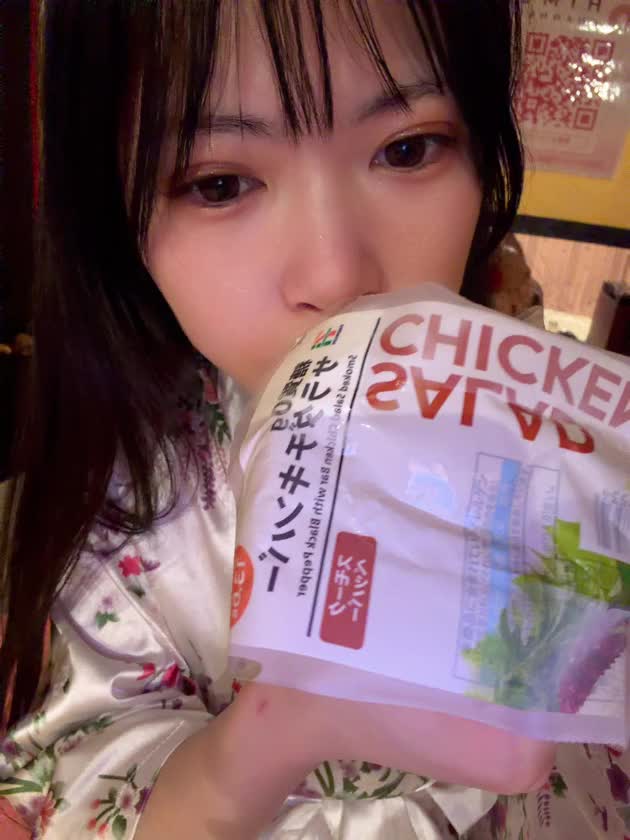 お昼にサラダチキン
たべたよΨ( 'ч' ☆)