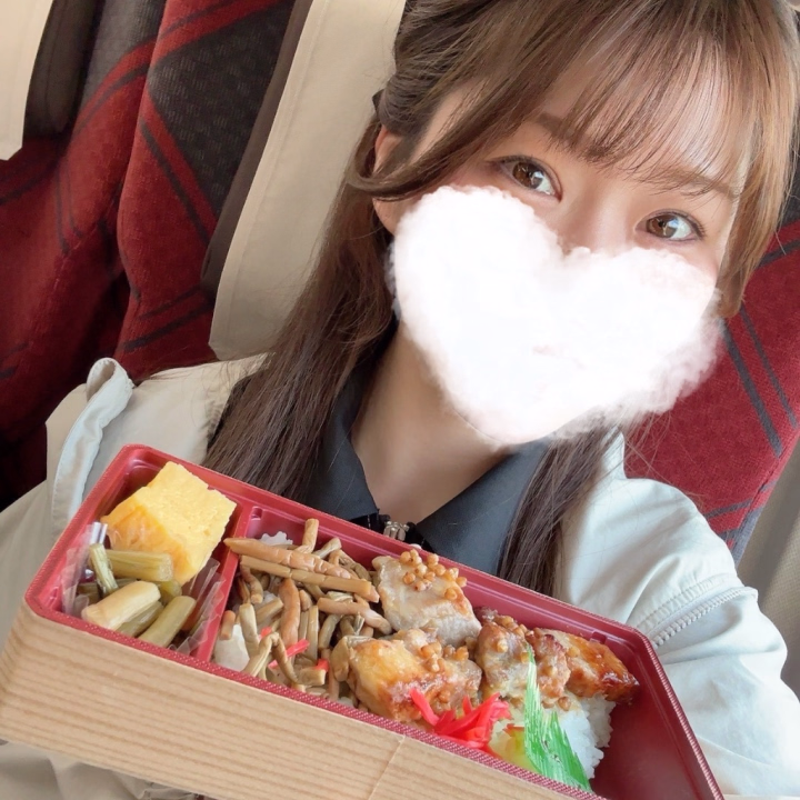 おつかれゆうこりん🌷

今日の写真は食べかけのお弁当です🚅

食べてる途中で『あっ！写真撮るの忘れてた〜🤳』と思い出しました（笑）

そして今回の遠征も、平和で楽しいお仕事になりました🙌✨