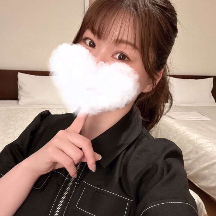 こんばんゆうこりん🌷

昼間のお仕事で前日入りする時、宿がツインルームのことがたまにあります💡（もちろん一人です笑笑）

そんな時どっちのベッドで寝るか迷うんだけど、ゆうこは出口に近い方を毎回選んでいます🛏️

お化粧室が近いからなのか、なんとなく落ち着くからなのか、自分でもよくわかりません😇

みんなはどっちを選ぶ？🤔