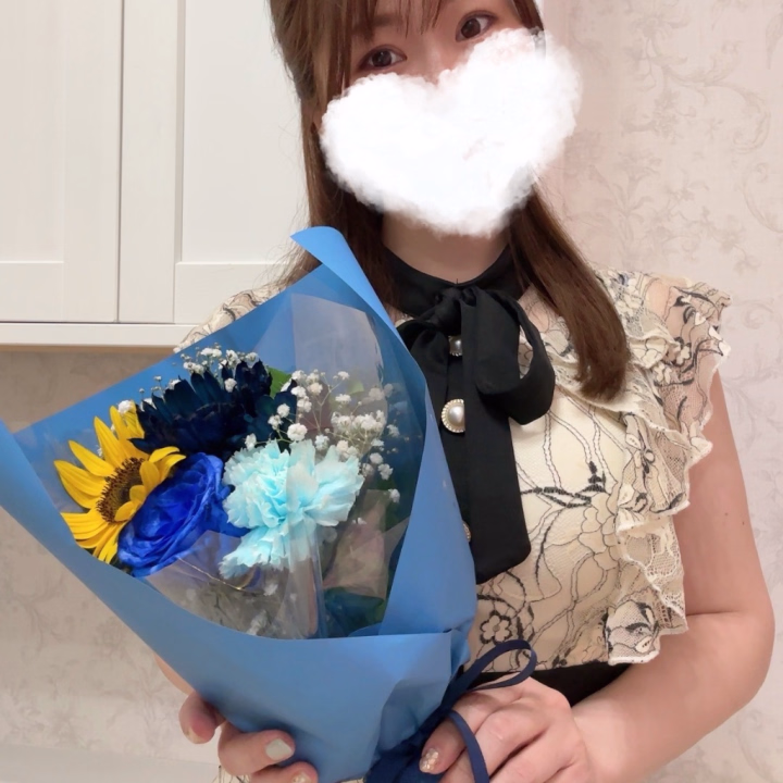 今日はハピネス出勤、ありがとうございました✨

3週間ちょっとぶりの出勤でしたが、本指名のお客様が会いに来てくださり、とっても嬉しかったです💕

入院はしてないけど、入院見舞いのお花も本当にありがとうございました💐✨笑笑
台風が近づいている中、ゆうこのために選んできてくれてとってもありがたいです🥹✨

また、お休みが続いていたにもかかわらず、お店のみなさまにも温かく迎えていただき、感謝です🙏✨

次回はタイミング次第になりますが、予定通りにいけば2週間以内には出勤できると思います🙌

シフトが決まり次第お知らせしますので、またよろしくお願いします❣️