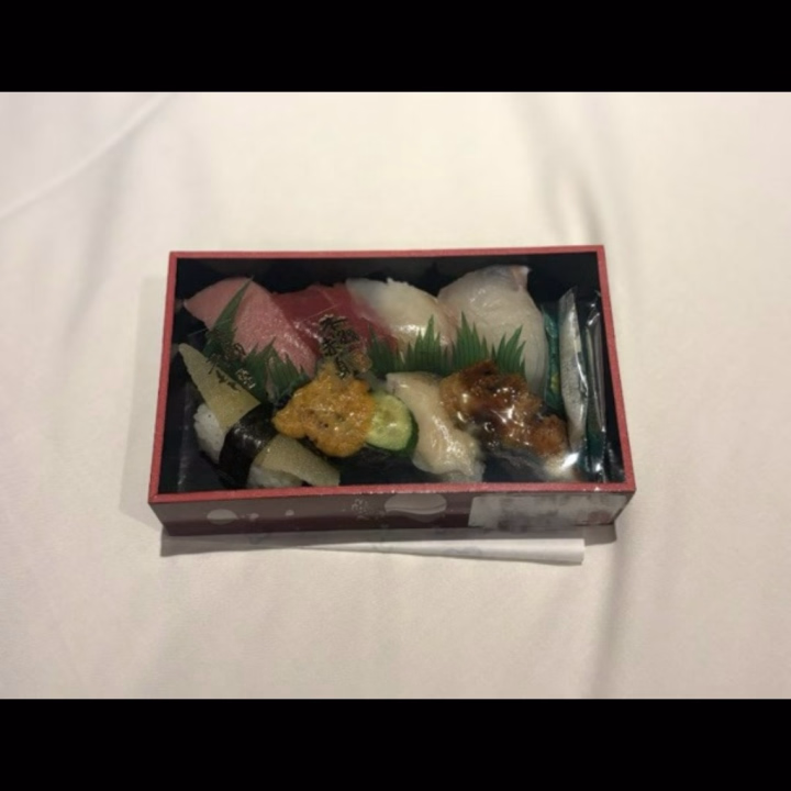 難せいらです✧*｡

本日14時から出勤です！
1週間ぶりの出勤🥺


18:40〜1枠のみ空きあるので、ぜひお誘いお待ちしてます📞🤍


今日も暑いから予約してくれたお兄さんたち、気をつけて来てくださいね🥺💫

お寿司の差し入れありがとう🎵♡