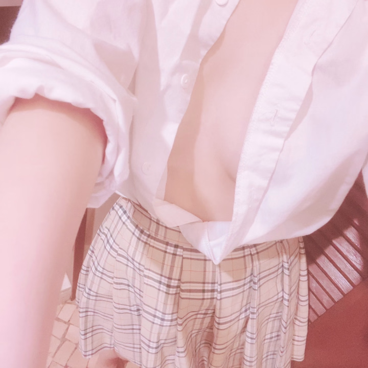 ねえねえ

みんなはJKのコスプレすき？？

かんなすごい童顔だから制服ってなんかちょっとしっくりきちゃってて好き😉🤍

けど実はえちえちJKだったりしてる…♡♡

かんなとイケナイ遊びしよ？？🥺🥺