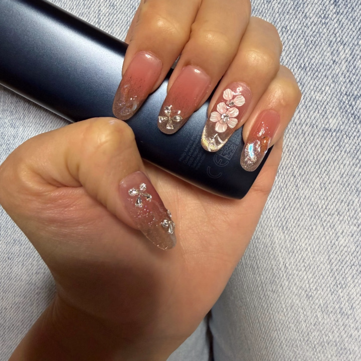 今日はおやすみ頂いてました🥰
ネイルとマツエク新しくしてきたよ💅
桜でお花見気分🌸
明日10:00~18:00でいるので褒めにきて♡♡
さんご🍻🍻