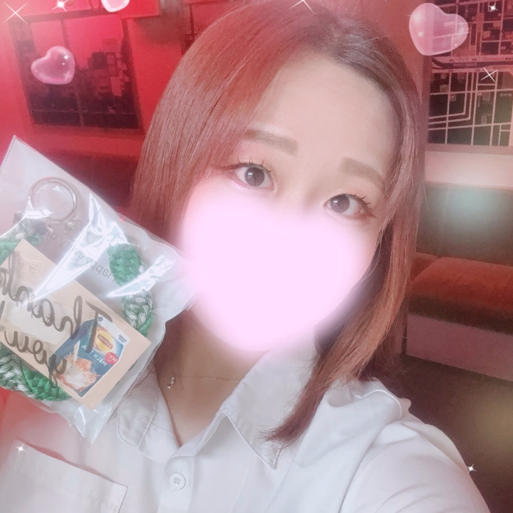 朝お店に着いたらまりっぺからのプレゼント🎁💗

まりっぺありがとう🥹🫶🫶

めっちゃ可愛い🦙🌿‬

今日帰りに付けるやつ買って早速付ける🥰

お手紙も入ってて嬉しかった(⑉･ ･⑉)♡♡
早く会いたい🥺