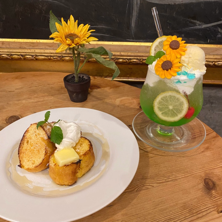 こんにちはっ☀️
もねただいま出勤中です💨

夏はやっぱりヒマワリ🌻
数年前のカフェの写真だけど
フレンチトーストとソーダは
本当にすき🫶🏻
また行きたいなぁ💭

体調はしっかり寝て沢山食べて
休んだので回復しました！！✊🏻

ご心配してくださった方々
ありがとうございます🥺🥺

もねの体力のなさの問題なので
予定つめつめ、5連勤以上するのは
控えます🙇🏻‍♀️対策しっかりヾ( -`д´-

結構前の仕事の時からそうなんだけど
帰る時にどっと疲れがでちゃう
タイプで、、、🥵
なんかこれに対して対策あるかな🥹？

運動するべきなのかな〜🏃‍♀️🏃‍♀️

もね🐈‍⬛