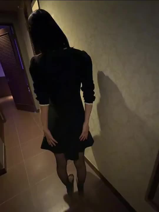 後ろ姿で誘惑してもいい？💕
この続きはお兄様に脱がしてほしいな🥺