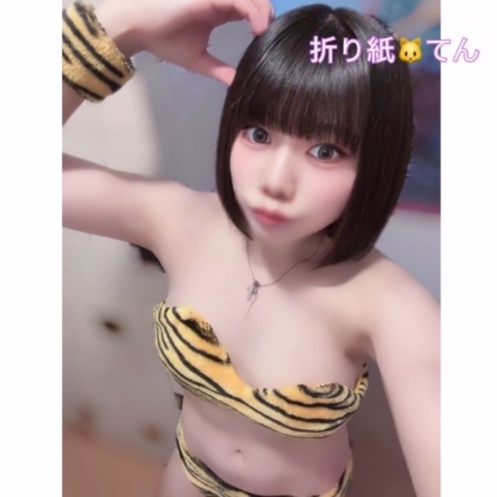 「んっ…もっと舐めて？」
てん、さっきお兄様にぺろんと舐められちゃったとき、思わず声が出ちゃったの😳💦

「痛くない？」「気持ちいい？」って聞かれたら、
正直に「もっとしてほしい♡」って答えちゃうと思う💕🫣

もっと激しく責められたら、
どんな顔しちゃうんだろうって想像して、口角が上がるの止まんない🤭︎💖🪽‪

お兄様の好きなこと、教えて？
お兄様の弱いところも…🤤💕

一緒に確認しよ😈