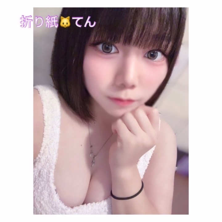 なんだか今日は、激しいのも良いけど、
静かにいちゃいちゃするのも良いかもなぁって💕😳

お兄様の隣にくっついて、
肩や腕に軽く触れながら、
時々ゆっくりキスを重ねるだけの時間…😘💓

肌が触れ合うたびに、
胸の奥がきゅってして
心臓が少し速くなるのがたまらなく好きなんだぁ🥺💓

指先で手の甲をなぞられたり、
膝の上にそっと手を置かれたりするだけで、
じんわり身体が熱くなってきちゃうよ🥹💦

そのあと触ってもらえるかもしれないところが期待してジンジンしてきちゃうの…🎀🐈‍⬛

ゆるくて甘い空気の中で、
お互いの体温を感じながらとろとろ溶けていくような時間、過ごしたいな💋♡

お兄様とイチャイチャできるの、楽しみに待ってるね…✨