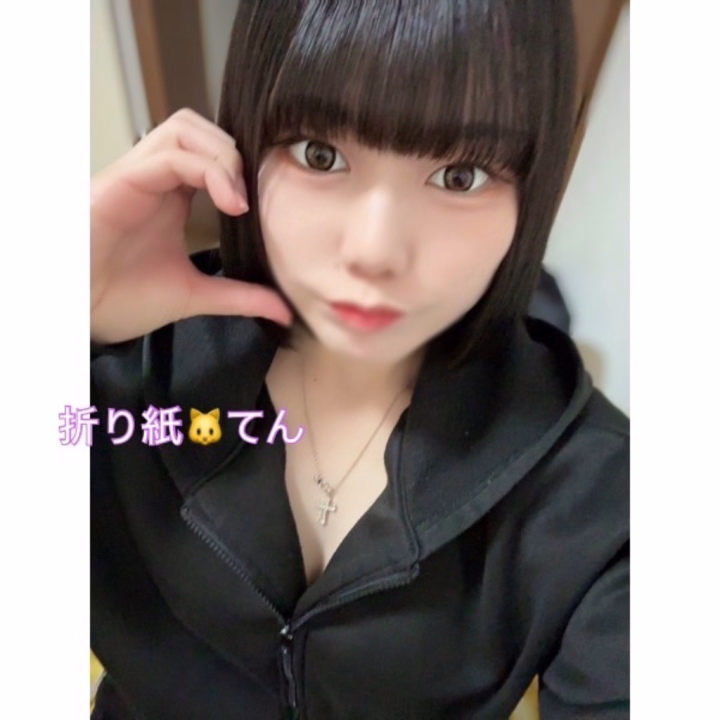 ゆうべね、不思議な夢を見たの🫢💕✨️

お兄様がてんの髪を優しく梳かしてくれるだけで、
身体の奥が熱くなっていく夢…😳💓

静かで何も言葉を交わさない感じが
てんはすっごくドキドキしちゃったの😍

起きてからもその感覚が残ってて、
胸のあたりがざわついてるよ…🤤💘

夢の続きを現実で味わえたら、
どんなにいいかなって考えてるの💋
だからきっとざわざわして、身体はそわそわしちゃってる🥹💕

もし今日会えたら、髪を触るところから始めてくれない？💭🥰
お兄様との時間、楽しみだな😍💞