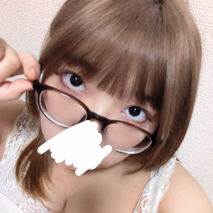 こんにちは！あくあです️🩵

今日はなんだかおめめが痛いので眼鏡です😌

にしてもくまがひどすぎる！！メイクしても隠れず、紫っぽい目をしてます🥲
ハロウィンっぽいと思ってもらえたらいいのかも…？？