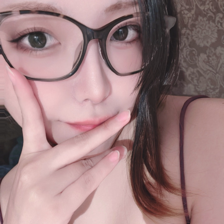 普通にしてたら、知的にみえる
くずはです😳

#眼鏡女子　#清楚にみえて..