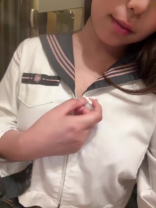 🤍びしょびしょに濡れちゃった…

からだの隅々まで
女の子と密着しながら…

こんなドキドキすることってないですよね♡


こんばんは🌙
え♡ちなことが大好きなさなです🤍

お部屋の時間の中でも
お洋服を脱いで、体を洗う🫧のは
プレイの中でも結構好きです💞

「洗われてるだけなのにこんなにビンビン！？」
「おっ♡いで洗うと気持ちいね」
って恥ずかしがりながらも
どんどん気持ちよくなっていくお兄様を見ると
私も興奮してきちゃいます🥹💕

びしょびしょに濡れて、温まった身体で
絡み合う…♡♡
そんな濃厚なのがドキドキしてすき🤍

されてみたいな！って思ったら
いいね、コメント💬、フォロー
よろしくお願いします✨️