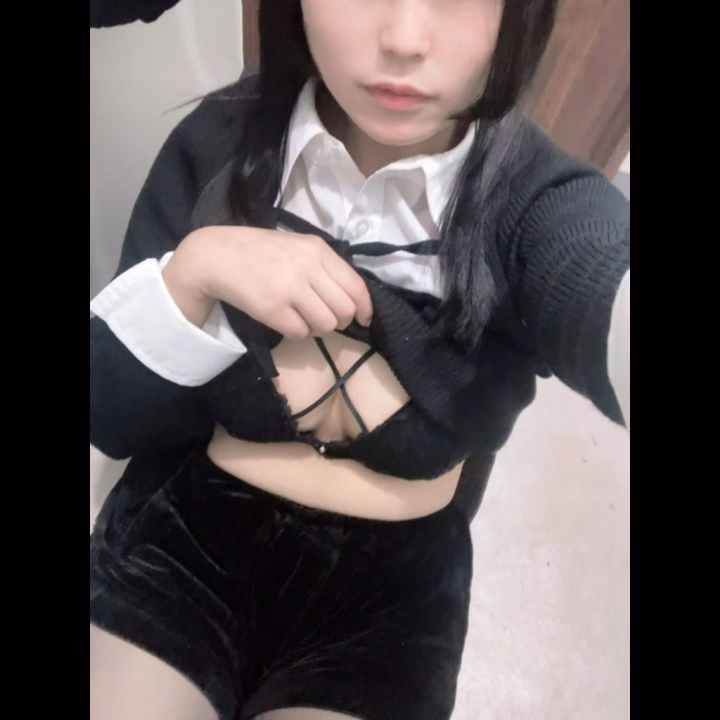 出勤してます☁️

今日は黒だよ〜
次は何色買おうかなって
昨日お話ししてたら、
やっぱり王道は白でしょ！と言われて、盲点だった(笑)
可愛い白みつけてくるね🤍

本日もお誘い待ってます♡♡