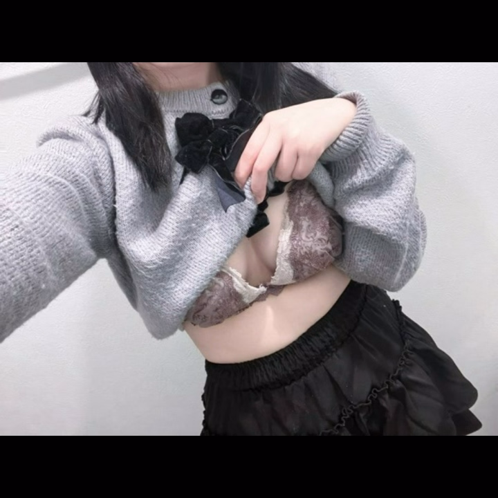 ここみです☁️
出勤してるよ〜


セーターえちって言われた♡
リボンついてて可愛いから
見にきてほしいな🎀

お誘いお待ちしてます🤍🤍